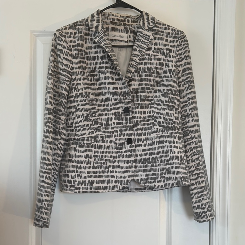 Calvin Klein White Blazer with Notched Lapel and Tailored Fit